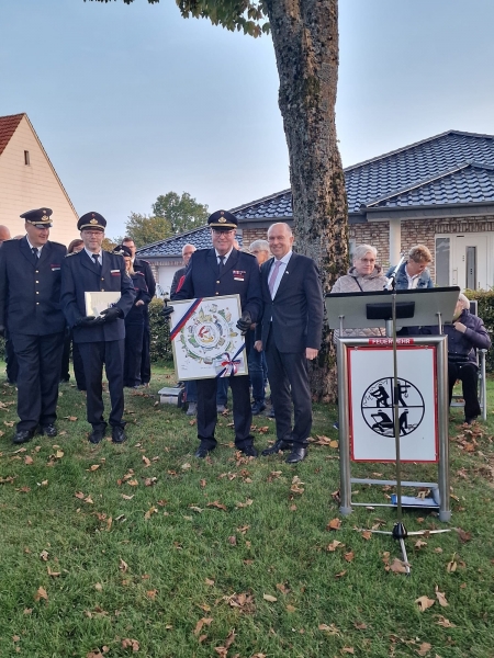Landrat Christoph Rüther übergibt Elmar Keuter ein Kunstwerk von Herman Reichold mit den schönsten Plätzen im Kreis Paderborn. V. l. Elmar Keuter, Landrat Christoph Rüther